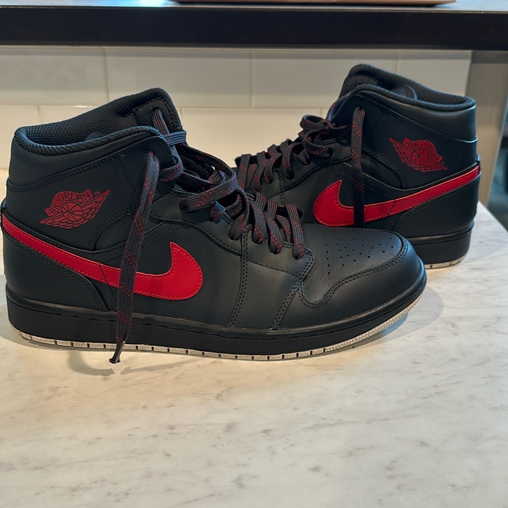 Jordan 1 Retro Mid, Anthracite Gym Red